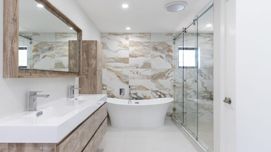 Changez les accessoires de votre salle de bain pour un relooking facile